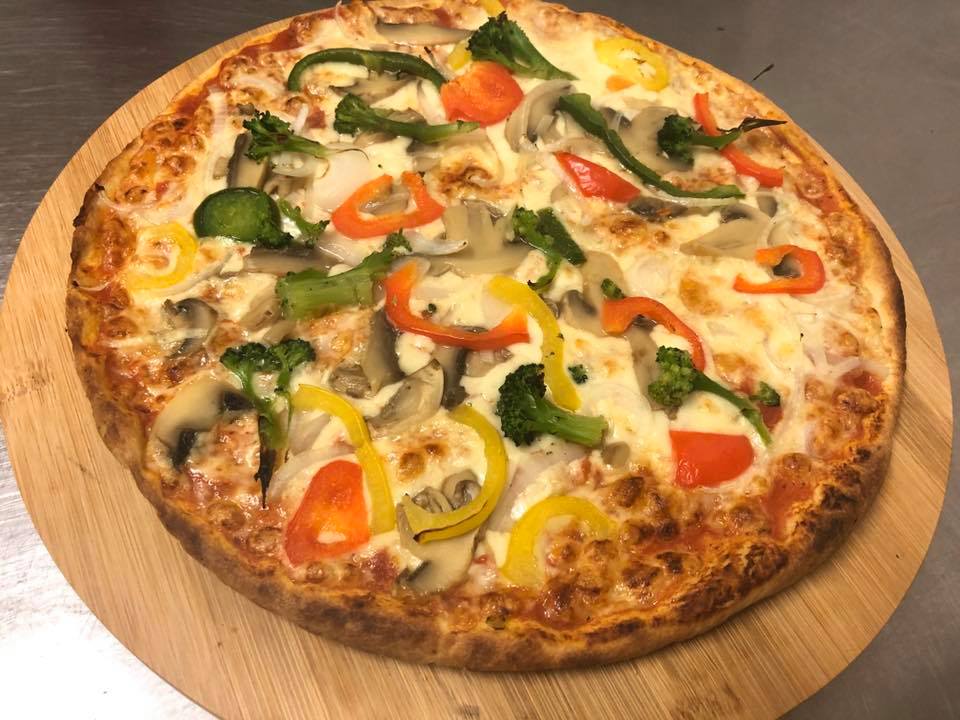 Vegetarische Pizza mit Paprika, Pilzen und Brokkoli