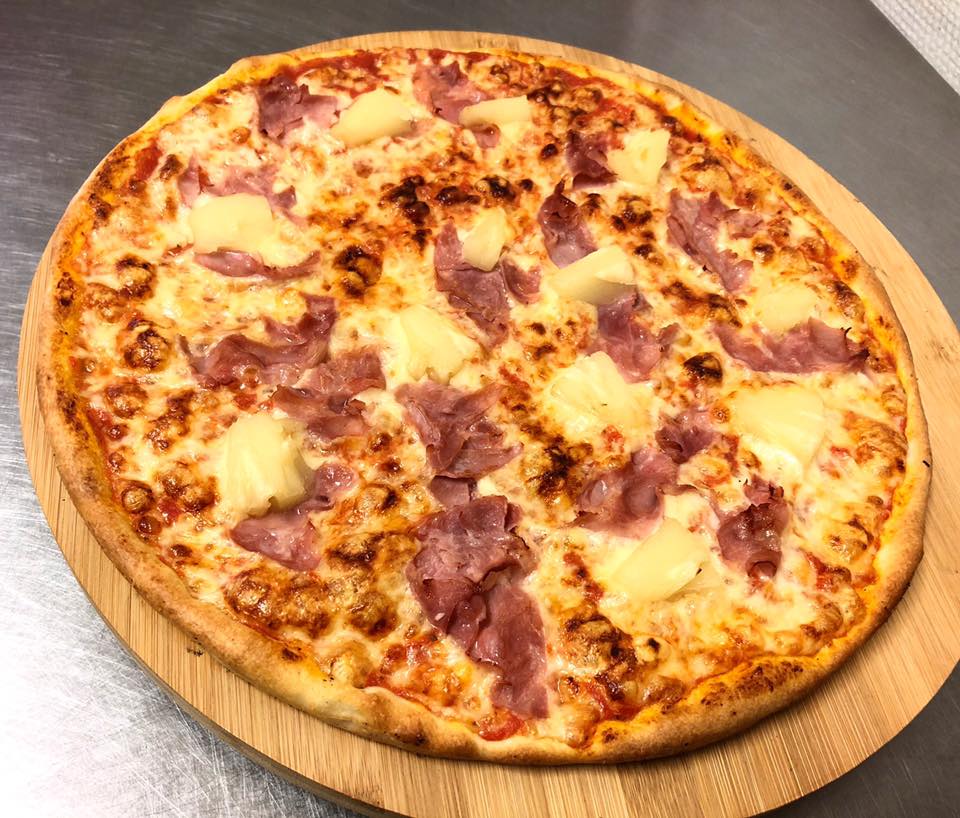 Pizza Hawaii mit Schinken und Ananas