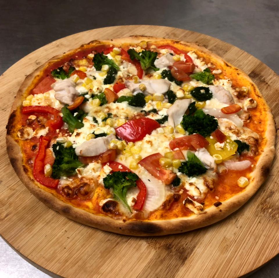 Pizza mit Hähnchen, Brokkoli, Paprika und Mais