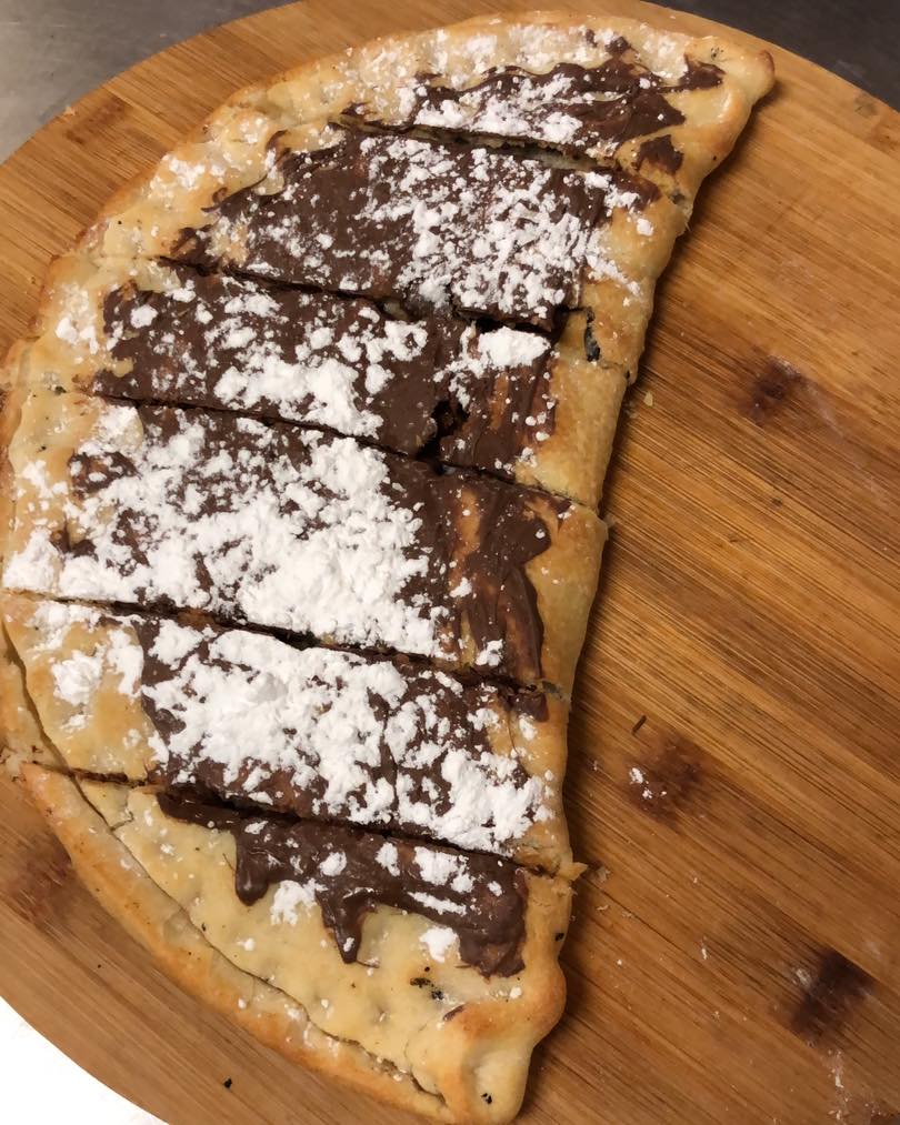 Süße Calzone mit Nussnougatcreme und Puderzucker